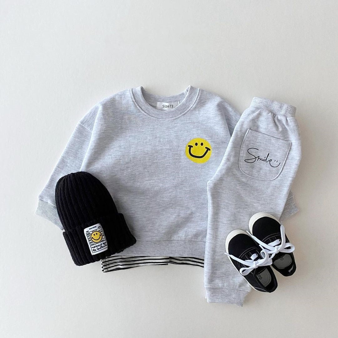 Smiley-sweatshirt + joggingbroek-outfit