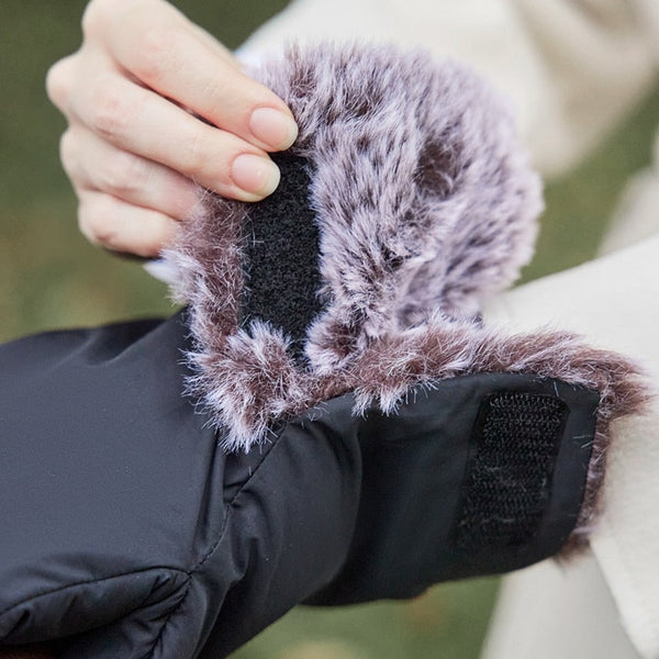 Stay cozy while pushing your stroller with these windproof gloves